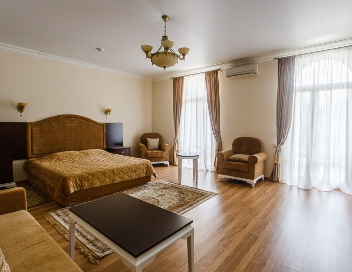 Люкс 2-местный 2-комнатный № 2 (вид на море, 1этаж) - Отель «Вилла Виктория» Гудаута